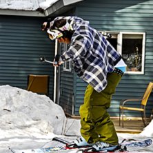 Sofia tr&auml;nar rail i tr&auml;dg&aring;rden.. Foto: Emil Rydell. &Aring;kare: Sofia Rudell.