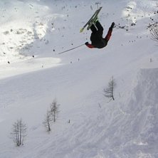 En sk&ouml;n frontflip i Les Grands Montets. Foto: Magnus Baer. &Aring;kare: Johan Berglund.