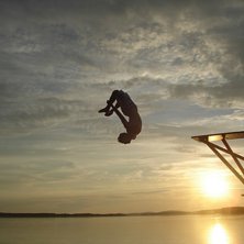 Vi hoppade fr&aring;n v&aring;ran svartbygge p&aring; n&auml;set och . Foto: David Ek. &Aring;kare: Erik Bj&ouml;rnfot.