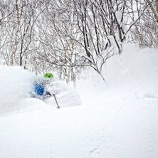 En helt magisk pudersluttning p&aring; platsen d&auml;r det. Foto: Robin Ohlsson. &Aring;kare: Max Timander.