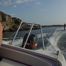 Solen g&aring;r ner och jag har visst br&auml;nt mig p&aring; ax. Foto: Kristofer. &Aring;kare: Svante.