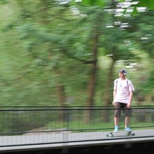 en kv&auml;ll med longboard i link&ouml;ping j&auml;vligt chil. Foto: gustaf ljungkvist. &Aring;kare: emil jonsson.