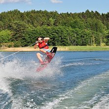 Denna &aring;kare &auml;r ganska ny p&aring; wakeboard och s&aring;le. Foto: Daniel Skilberg.