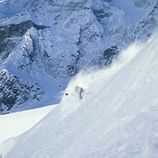 Puder! Lite sn&ouml; och ett berg &auml;r ofta allt som be. Foto: Martin Fjellstedt. &Aring;kare: Tobias Liljeroth.