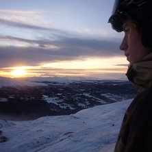 Jag st&aring;r och tittar ut &ouml;ver den fina utsikten i . Foto: kasperi. &Aring;kare: simon.