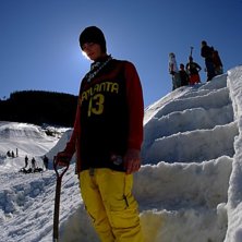 Basse poserar i f&ouml;rgrunden till v&aring;rt stora hopp . Foto: Johan St&aring;hlberg. &Aring;kare: 2H g&auml;nget med Basse i f&ouml;rgrunden.