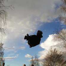 de &auml;r kul med studsmatta. Foto: albin w&auml;rnel&ouml;v. &Aring;kare: johan w&auml;rne&ouml;v.