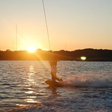 &Aring;kare: Jonatan Rennemark.