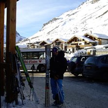 v&auml;nter p&aring; bussen i val d isere. Foto: Tim Ekfeldt. &Aring;kare: Erik Rasmusson.