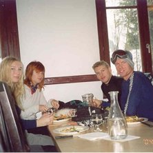 Sitter &aring; &auml;ter lunch. Foto: Cham-team.