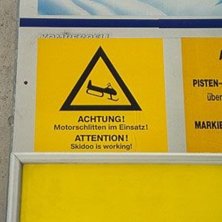 En varning f&ouml;r &amp;quot;Skidoo is working&amp;qu. Foto: Jens Persson. &Aring;kare: Varningsskylt.