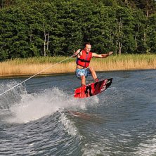 Denna &aring;kare &auml;r ganska ny p&aring; wakeboard och s&aring;le. Foto: Daniel Skilberg.