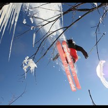 Tobey 39 gripen sprejar himlen vit innan han g&aring;r . Foto: Philip Harlaut. &Aring;kare: Tobias Gustafsson.