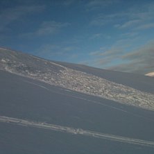 Ett litet sn&ouml;ras/lavin i Bydalen - en pappa med b. Foto: Johan Lys&eacute;n.