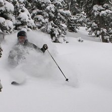 Lucas hittar en fin linje i det 40cm djupa pudret . Foto: Max Larsson. &Aring;kare: Lucas Skalleberg.