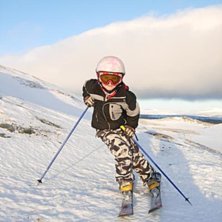 H&auml;r st&aring;r jag och myser med min nya hj&auml;lm i sole. Foto: Pappa. &Aring;kare: Ronja Sandstr&ouml;m.