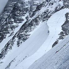 Foto: Fredrik Schenholm. &Aring;kare: 3 maj. Tomas p&aring; skidor p&aring; 7400 meter. H&auml;r &ouml;verst i bilden med fina sv&auml;ngar ner f&ouml;r nordryggen..