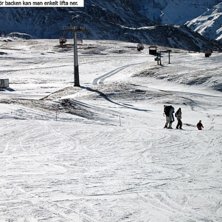 Nils hade g&aring;tt halva v&auml;gen upp till Matterhorn m. Foto: Jon Cednert. &Aring;kare: Jeffa med Nils p&aring; ryggen.
