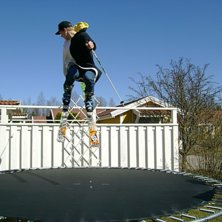 hoppa med skidorna p&aring; studsmattan hemma :). Foto: Rebecka Wiklander. &Aring;kare: Adrian Sj&ouml;strand.