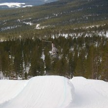 Min kusin k&ouml;r p&aring; det svarta hoppet i Idre jag fo. Foto: Oskar Bohman. &Aring;kare: Fredrik.