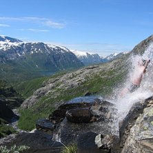 Uppfriskande dush i fj&auml;llforsen i Tafjordfj&auml;llen. Foto: H&aring;vard Skaug. &Aring;kare: Michael Antonsen.