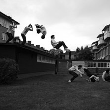 Chirs g&ouml;r en fram&aring;tvolt och en rullning efter.. Foto: Tomas Lundin. &Aring;kare: Christoffer &Ouml;ster.