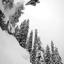 Henke Windstedt droppar en h&ouml;g klippa l&aring;ngt ute . Foto: Mattias Fredriksson. &Aring;kare: Henrik Windstedt.