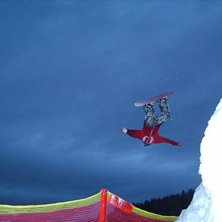 sl&auml;ngger en b-flipp p&aring; det s&aring; kallade bigjump. Foto: patrik fernstr&ouml;m. &Aring;kare: jag.