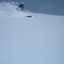 Jag f&ouml;rst ut efter fotografen i djup fin puder =). Foto: Arvid. &Aring;kare: Carl Fredrik Lindberg.