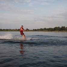 Han kommer upp p&aring; skidorna f&ouml;r f&ouml;rsta g&aring;ngen :. &Aring;kare: Sean.