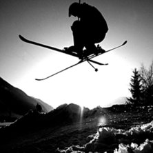 Ett fint hopp utanf&ouml;r husvagnarna!!. Foto: Nicklas Holmberg. &Aring;kare: Fredrik Nordenberg.