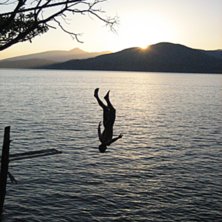 En av varldens roligaste platser, simning, hoppnin. Foto: Daniel Galpin. &Aring;kare: Theodore Birkner.