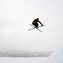 5:a med hand p&aring; l&auml;ggning... . Foto: Sante Tegman. &Aring;kare: P&auml;rra Sundqvist.