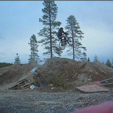 K&ouml;r en massiv kick av v&auml;gverkets material:). Foto: Stativ. &Aring;kare: Jim &Aring;hl.