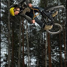 Fredrik Hedman flyger lite i kvarnbergsrampen i Fa. Foto: Emil Gustafson. &Aring;kare: Fredrik Hedman.