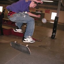 daniel drar en kickflip i BC.
fotograf &auml;rjag!. Foto: eleonor hj&auml;rtmyr. &Aring;kare: daniel westerlund.
