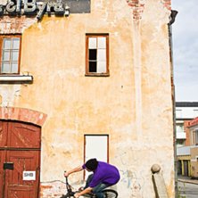 Wallride p&aring; n&aring;n sk&ouml;n byggnad. Foto: Pontus Landfors. &Aring;kare: Johan Nordberg.