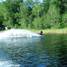 &aring;ker lite wakeboard n&auml;r vinden inte r&auml;cker till. Foto: Bj&ouml;rn/Toni. &Aring;kare: Jonathan Bj&ouml;rkskog.