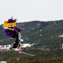 Big Jump Cup. 
Nytt trick med en skida l&ouml;s?. Foto: Jonas Eklind. &Aring;kare: Ok&auml;nd.