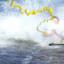 Simon &aring;ker kneeboard och s&auml;tter i fram&auml;nden av . Foto: Emil Johansson (jag). &Aring;kare: Simon johansson(grym kille).