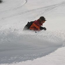 Foto: en mann med et kamera. &Aring;kare: En mann med ski.