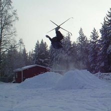 Jag stasar frontflip med l&auml;ngdskidorna..hehe. Foto: Jim &Aring;hl. &Aring;kare: Jim &Aring;hl.