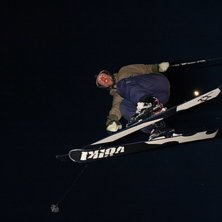 Vi var ute en kv&auml;ll efter backen och hoppade lite. Foto: Peter Karlbom. &Aring;kare: Joel Nystr&ouml;m.