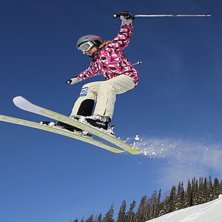 Lovisa dyker r&auml;tt in i ett fisheye-objektiv. Foto: Tobias Hannu. &Aring;kare: Lovisa Hannu.