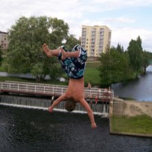 jag drar en backflip fr&aring;n 10an. Foto: K&Aring;DE!. &Aring;kare: Leffe.