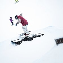 F&ouml;rsta g&aring;ngen med snowboard/skidor framf&ouml;r lins. Foto: Petra Eleonor Johnsson.
