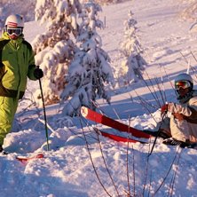 anton pekar mot n&aring;gra fr&auml;sha brudar som stod och. Foto: Joakim Hayland.