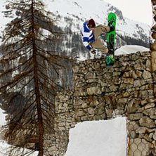 En kul hipp blev byggd f&ouml;r att v&auml;dret var kass, . Foto: Magnus Olsson. &Aring;kare: Erik.