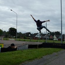 Jag g&ouml;r kickflip &ouml;ver gap.. Foto: Jonathan Gunnarsson. &Aring;kare: Noam Or.