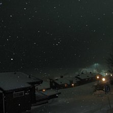 Kv&auml;llen och natten smyger sig p&aring; och ute faller . Foto: Camilla Isaksson.
